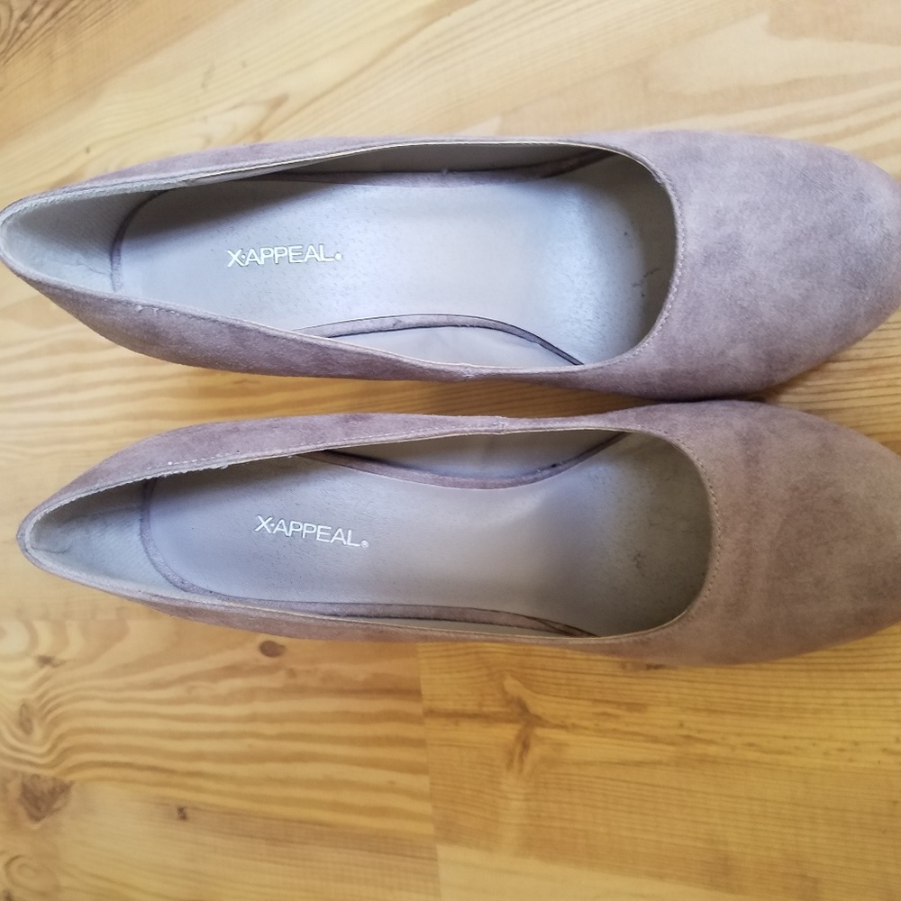 LIKE NEW tan faux suede heels Size 9